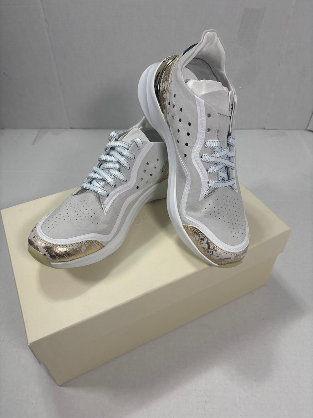 Luxury Uno Women's White and Gold Courser Sneakers Size 7